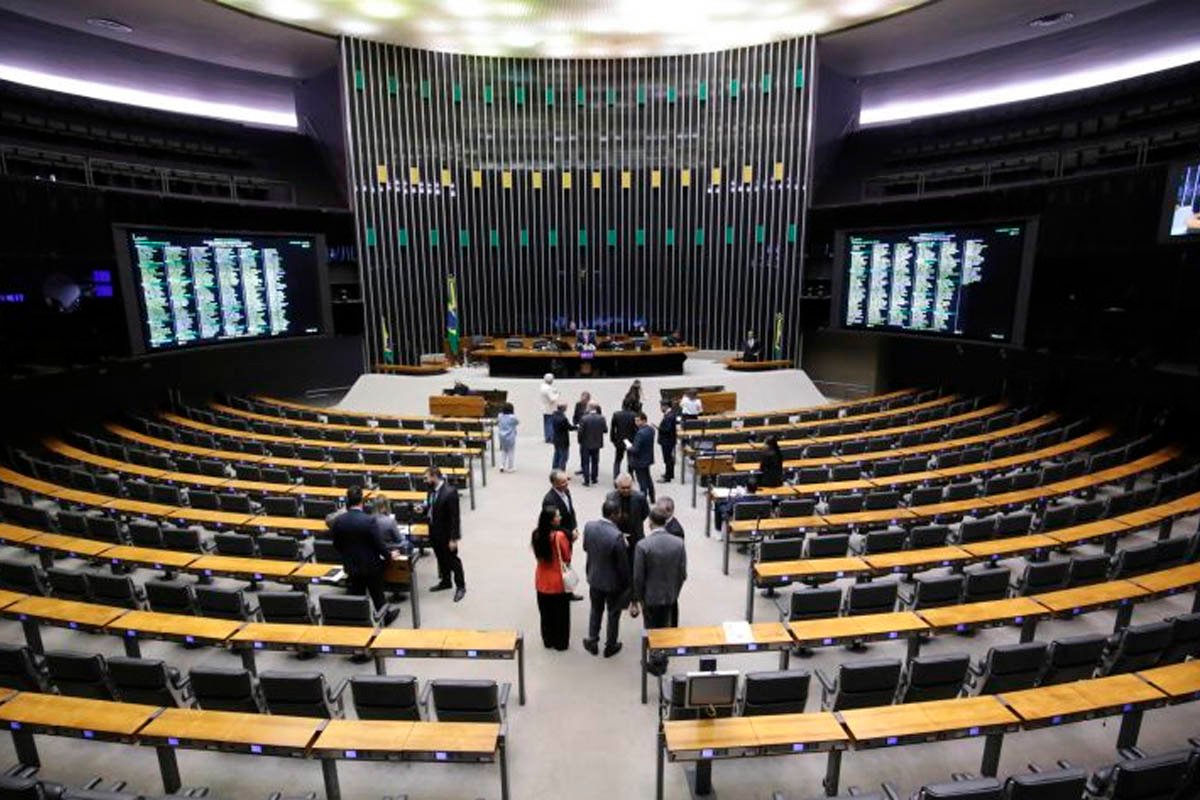 Pressão adia votação do PL Antifacção; Derrite recua e Hugo Motta defende poder da PF - 