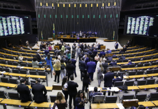 Adultização: Câmara aprova urgência de projeto para proteger crianças no ambiente digital - 