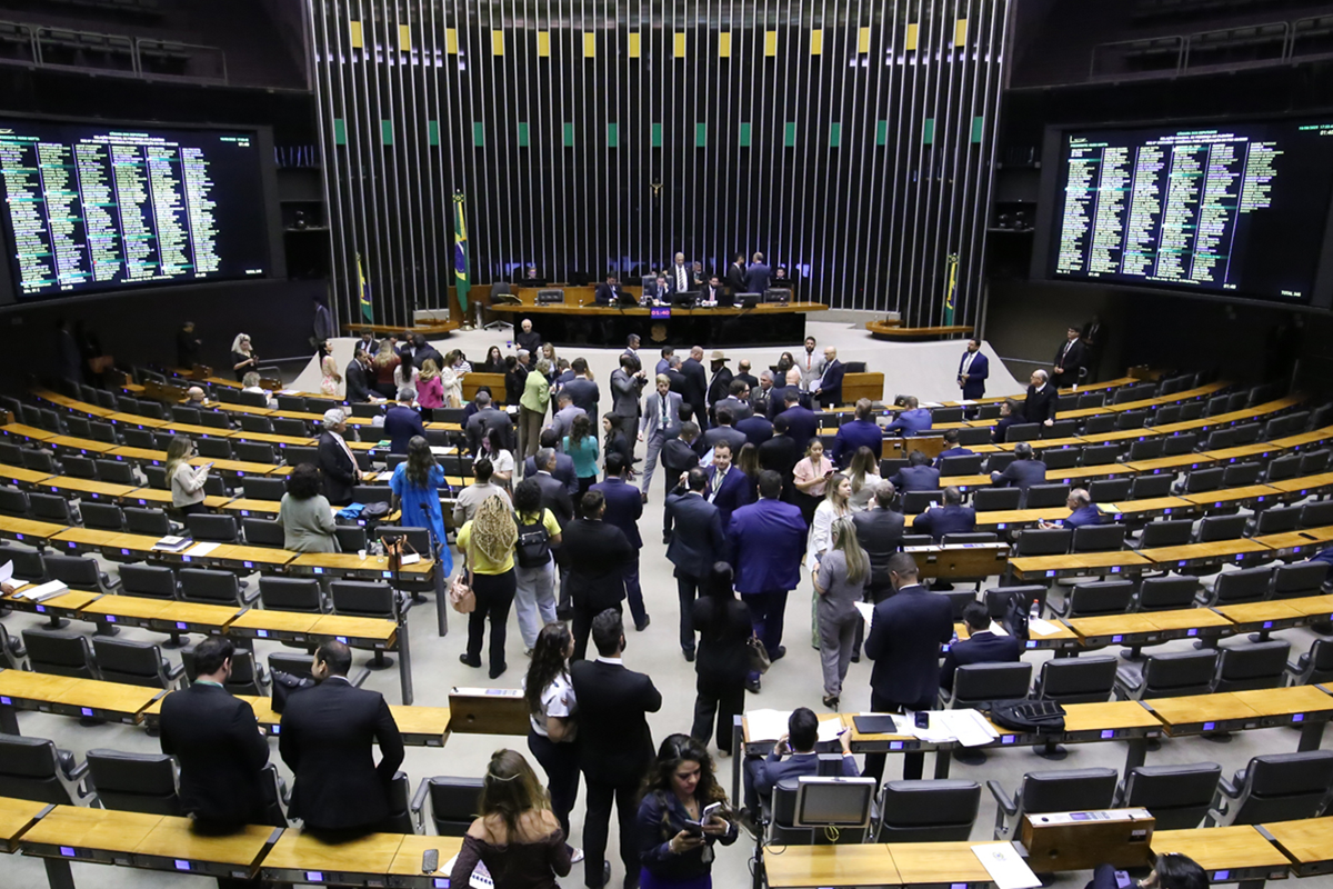 Adultização: Câmara aprova urgência de projeto para proteger crianças no ambiente digital - 