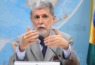 Celso Amorim critica ‘auto-humilhação’ do Brasil aos EUA e diz que tarifaço de Trump é ‘absurdo’ - 