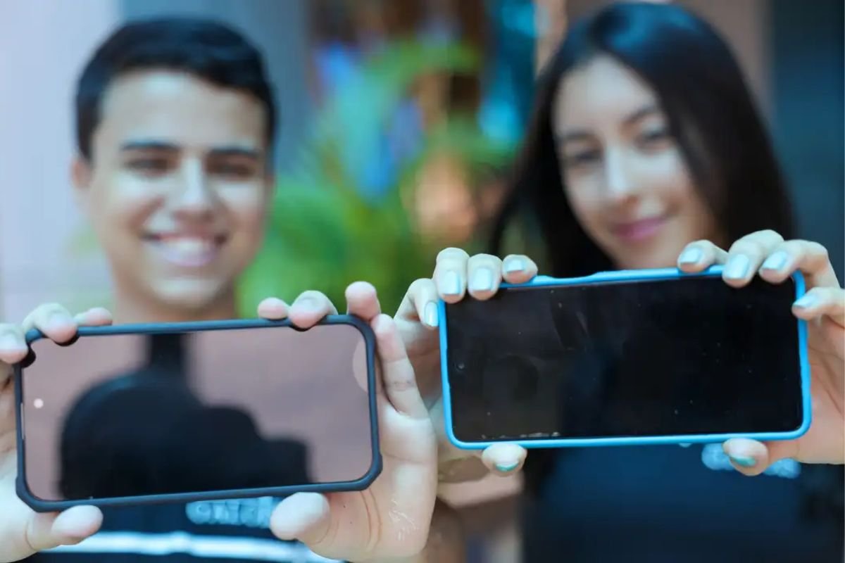 Menos bullying e mais foco: escolas da Bahia colhem frutos de lei que restringe celular - 