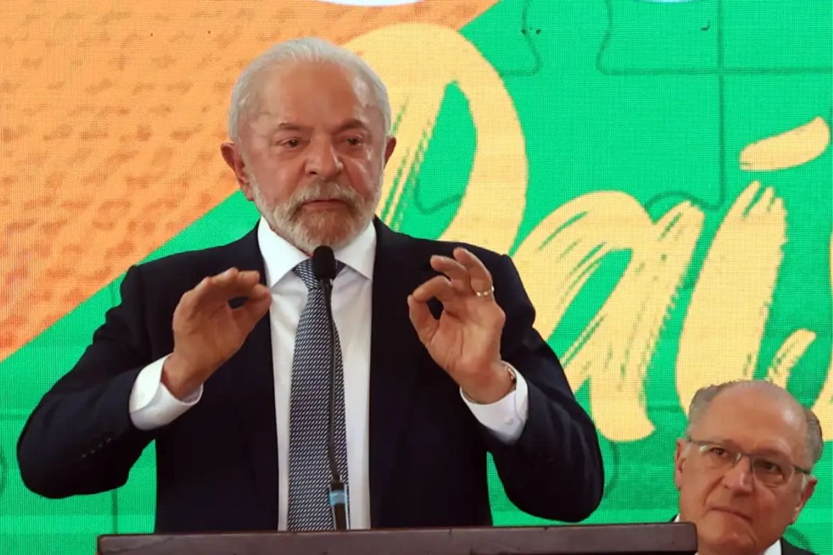 Lula envia ao Congresso projeto que regula redes sociais e protege menores - 