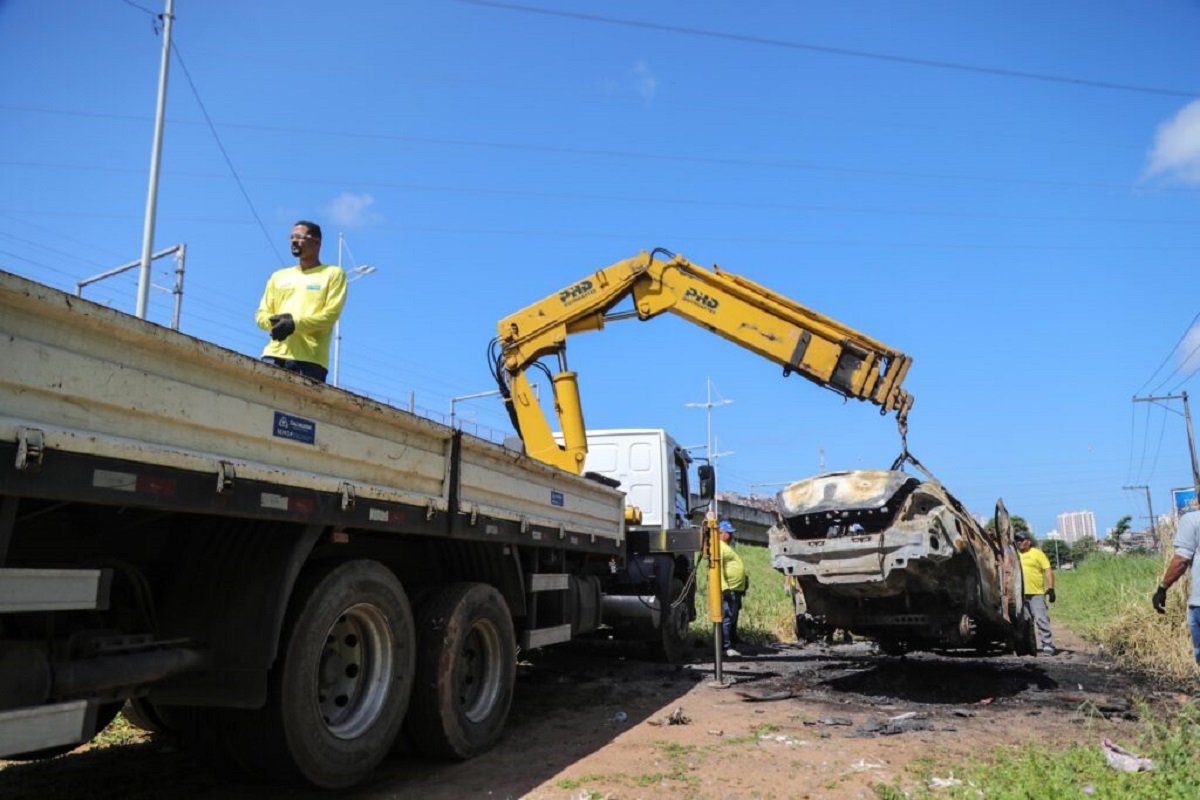 Operação completa 12 anos e retira quase 15 mil veículos e objetos abandonados em Salvador - 