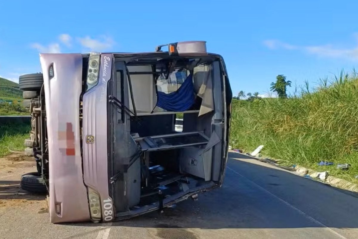 Ônibus com torcedores do Bahia tomba na BR-101 e deixa feridos em Pernambuco - 