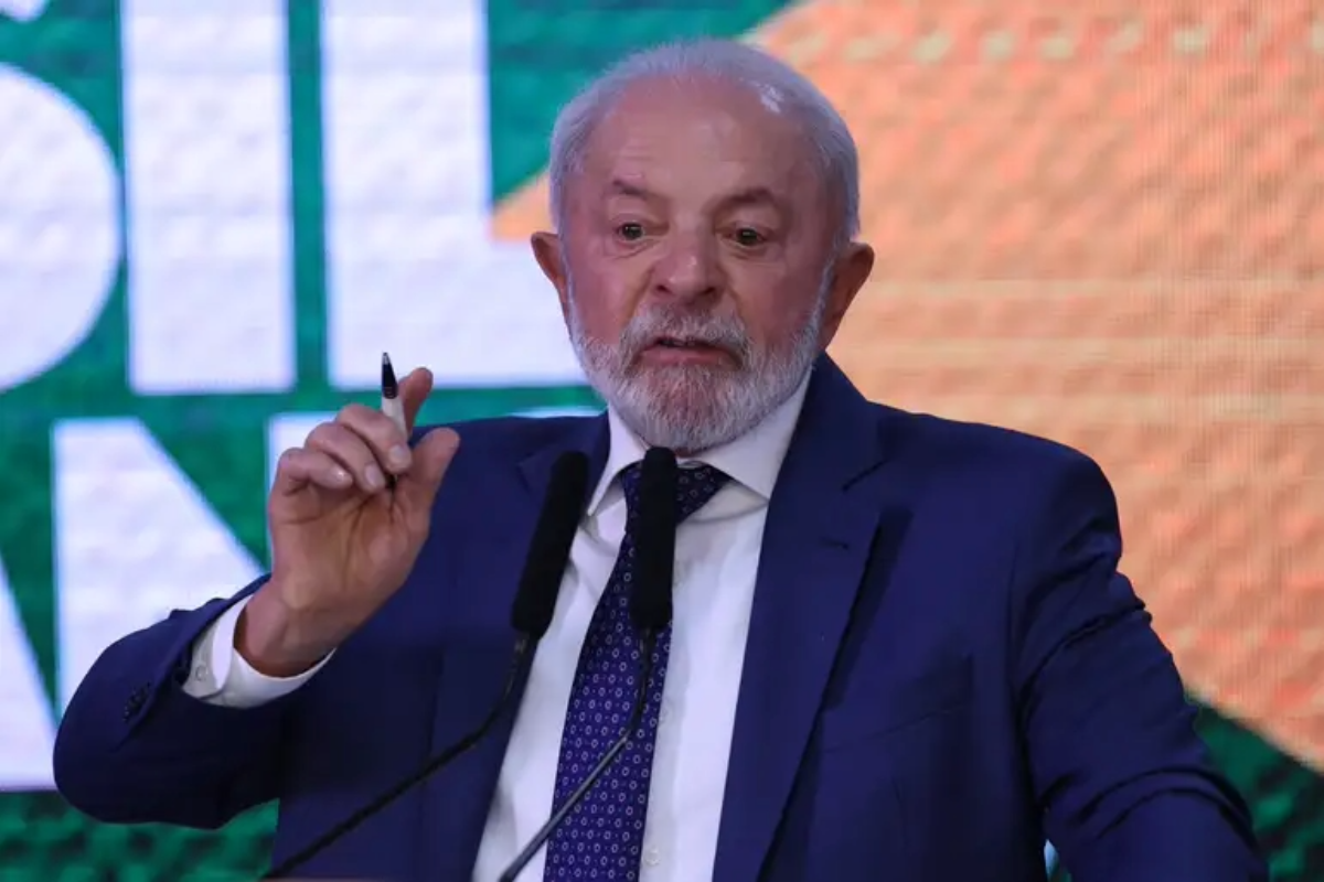 Lula planta uva no Palácio da Alvorada e responde as tarifas impostas por Trump - 