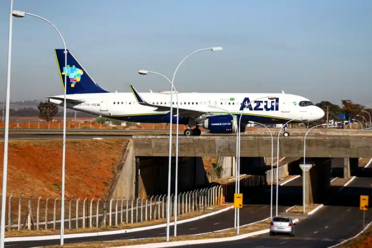 Ameaça de bomba obriga avião da Azul a pouso de emergência em Brasília com 170 a bordo - 