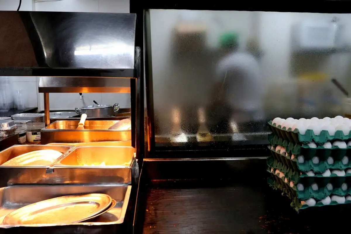 IBGE: Setor de serviços da Bahia bate recordes em empresas, empregos e receita em 2023 - 