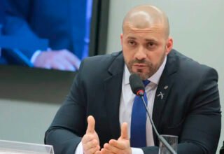 Moraes manda verificar visitas irregulares recebidas por Daniel Silveira em prisão - 