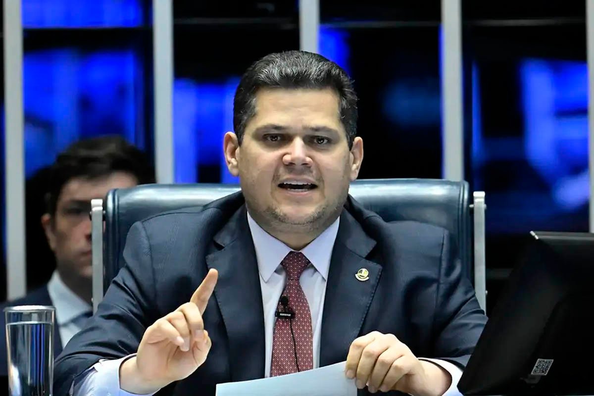 Alcolumbre invalida voto de Eduardo Bolsonaro e aponta violação ao regimento do Congresso - 