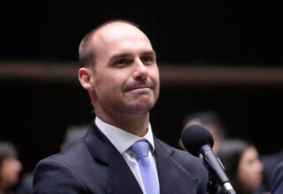 Moraes vota para tornar Eduardo Bolsonaro réu no STF por tentativa de interferência internacional no caso do pai - 