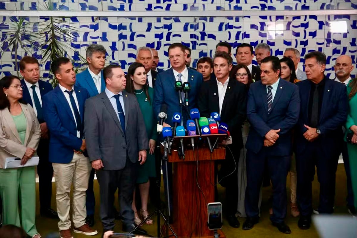 Oposição anuncia Eduardo Bolsonaro como líder da minoria na Câmara para evitar perda de mandato - 