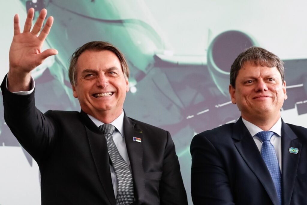 Tarcísio pede autorização a Moraes para visitar Bolsonaro em prisão domiciliar