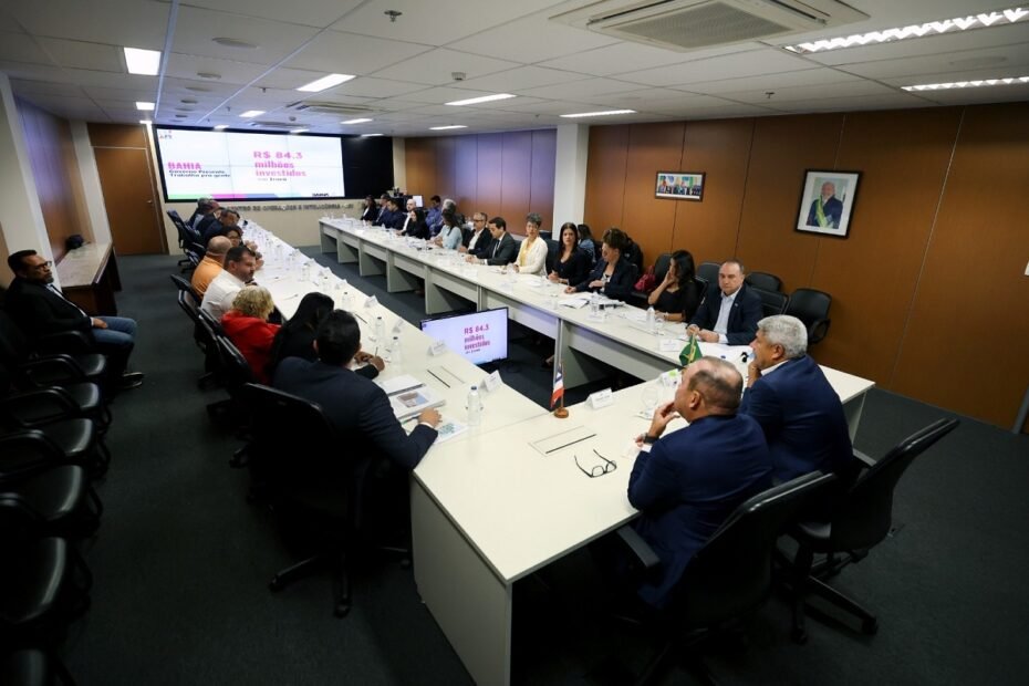 Jerônimo anuncia novos investimentos e entrega veículos para fortalecer serviços em Irará - 