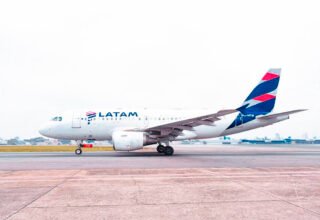 Latam anuncia compra de até 74 aviões da Embraer e Lula diz que acordo fortalece a indústria nacional - 