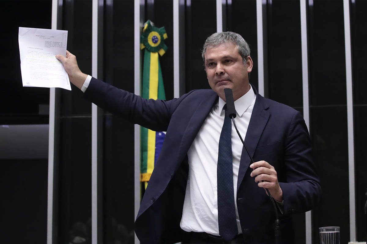 Líder do PT na Câmara pede adiamento de votação do PL Antifacção e cobra saída de Derrite da relatoria - 