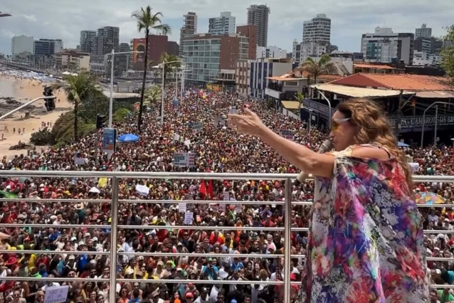 Daniela Mercury arrasta multidão em ato contra PEC da Blindagem em Salvador - 