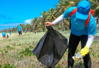 Dia Mundial de Limpeza: ação mobiliza voluntários para recolher resíduos nas praias de Piatã e Arembepe - 