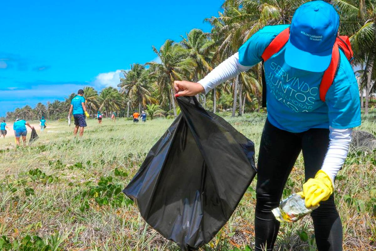Dia Mundial de Limpeza: ação mobiliza voluntários para recolher resíduos nas praias de Piatã e Arembepe - 