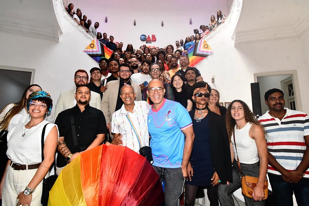 OAB-BA estende bandeira LGBTQIAPN+ na fachada da sede e reforça compromisso com inclusão e diversidade - 