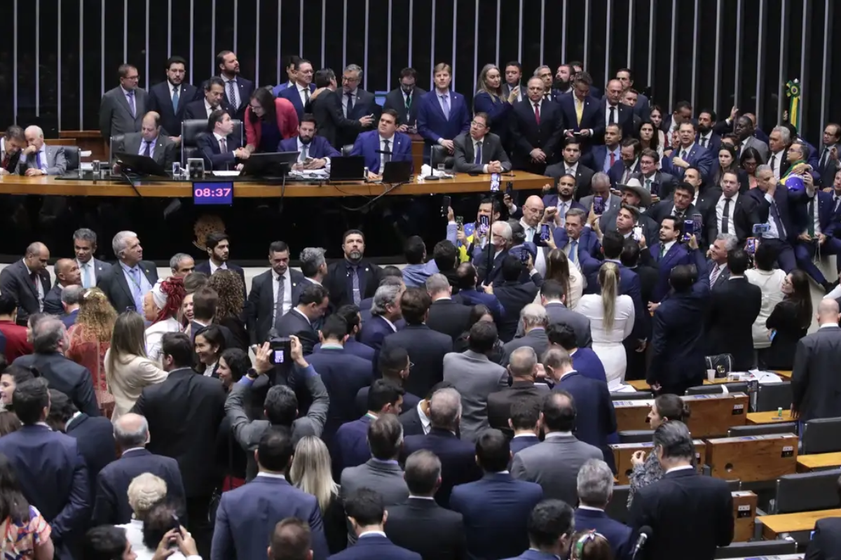 Câmara aprova urgência de projeto de anistia; 14 deputados baianos votam a favor - 