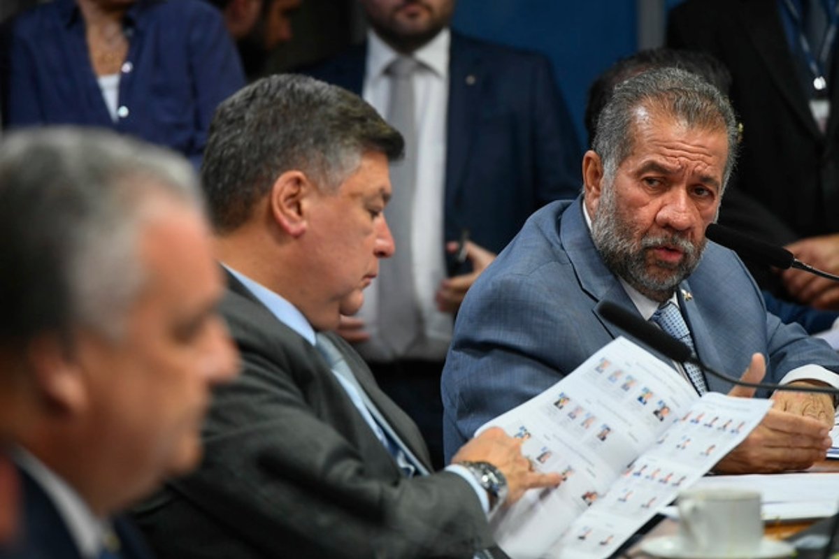 Tumulto marca sessão da CPMI do INSS com confronto entre bolsonaristas e lulistas - 