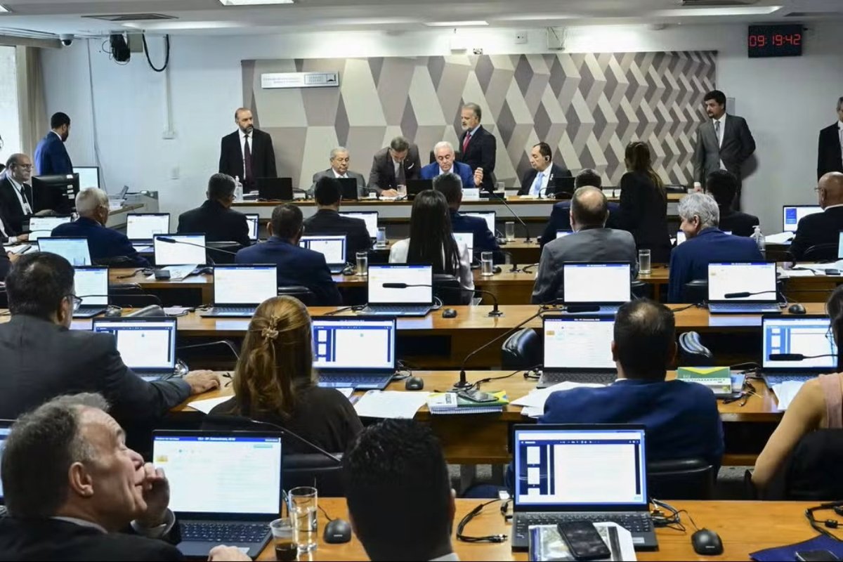 CCJ do Senado rejeita PEC da Blindagem, como previa Otto, e barra proposta que ampliaria proteção a parlamentares - 