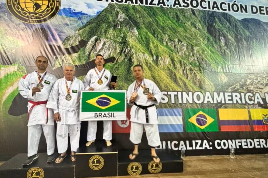 Atletas de Serrinha conquistam 11 medalhas no Pan-Americano de Karatê no Peru - 