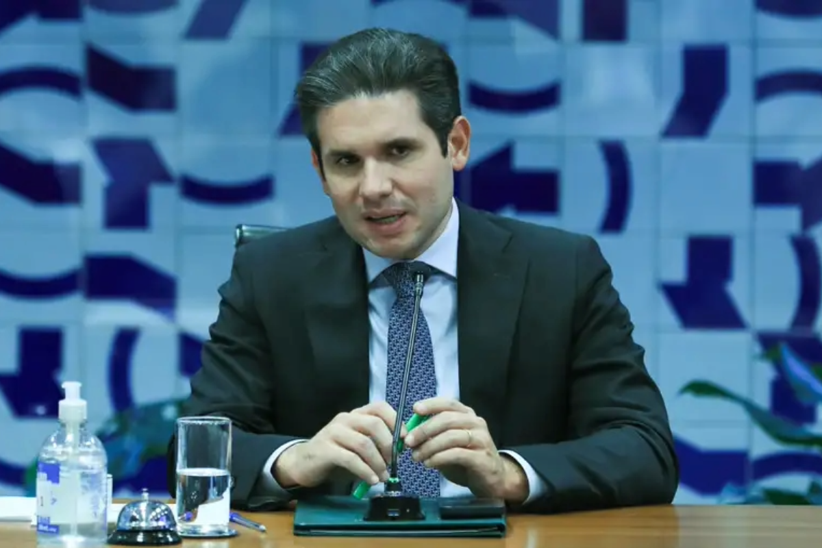 Hugo Motta barra manobra e deixa Eduardo Bolsonaro à beira da cassação - 