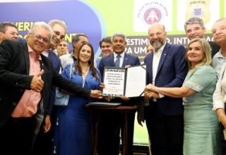 Jerônimo sanciona leis que criam novos comandos e promovem oficiais da Polícia Militar na Bahia - 