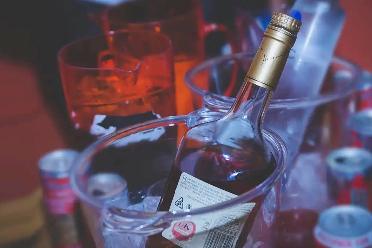 Brasil registra 127 casos de intoxicação por metanol e ministro da Saúde recomenda evitar bebidas alcoólicas - 