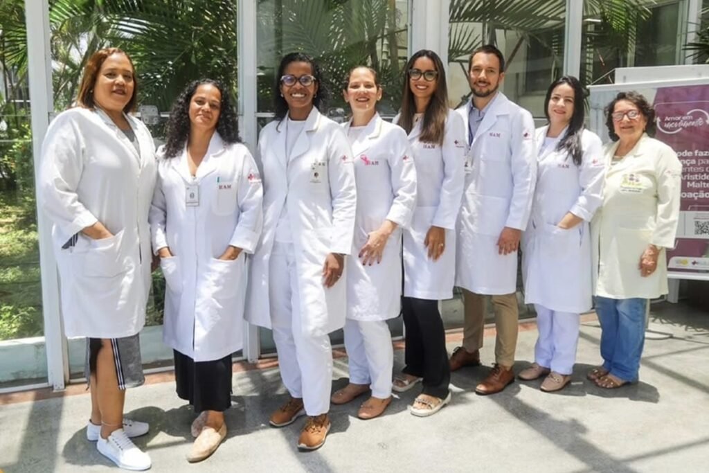 Novembro Verde: Hospital Aristides Maltez leva pacientes ostomizados para banho de mar na praia da Boa Viagem