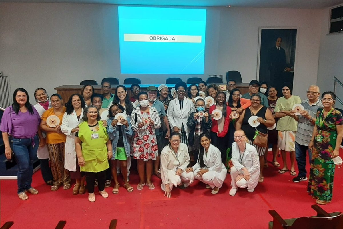 Novembro Verde: Hospital Aristides Maltez leva pacientes ostomizados para banho de mar na praia da Ribeira - 