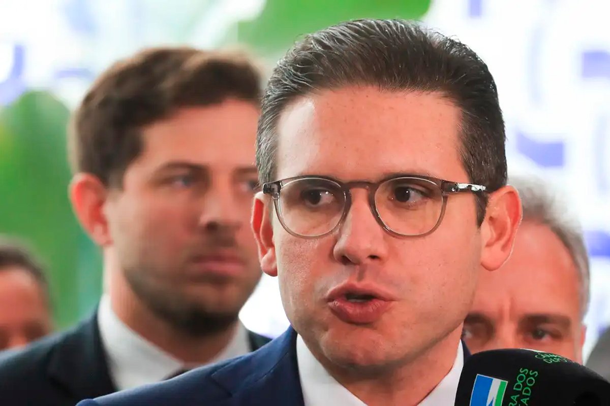 Hugo Motta promete pautar urgência de projeto que barra cobrança extra por mala de mão em companhias aéreas - 