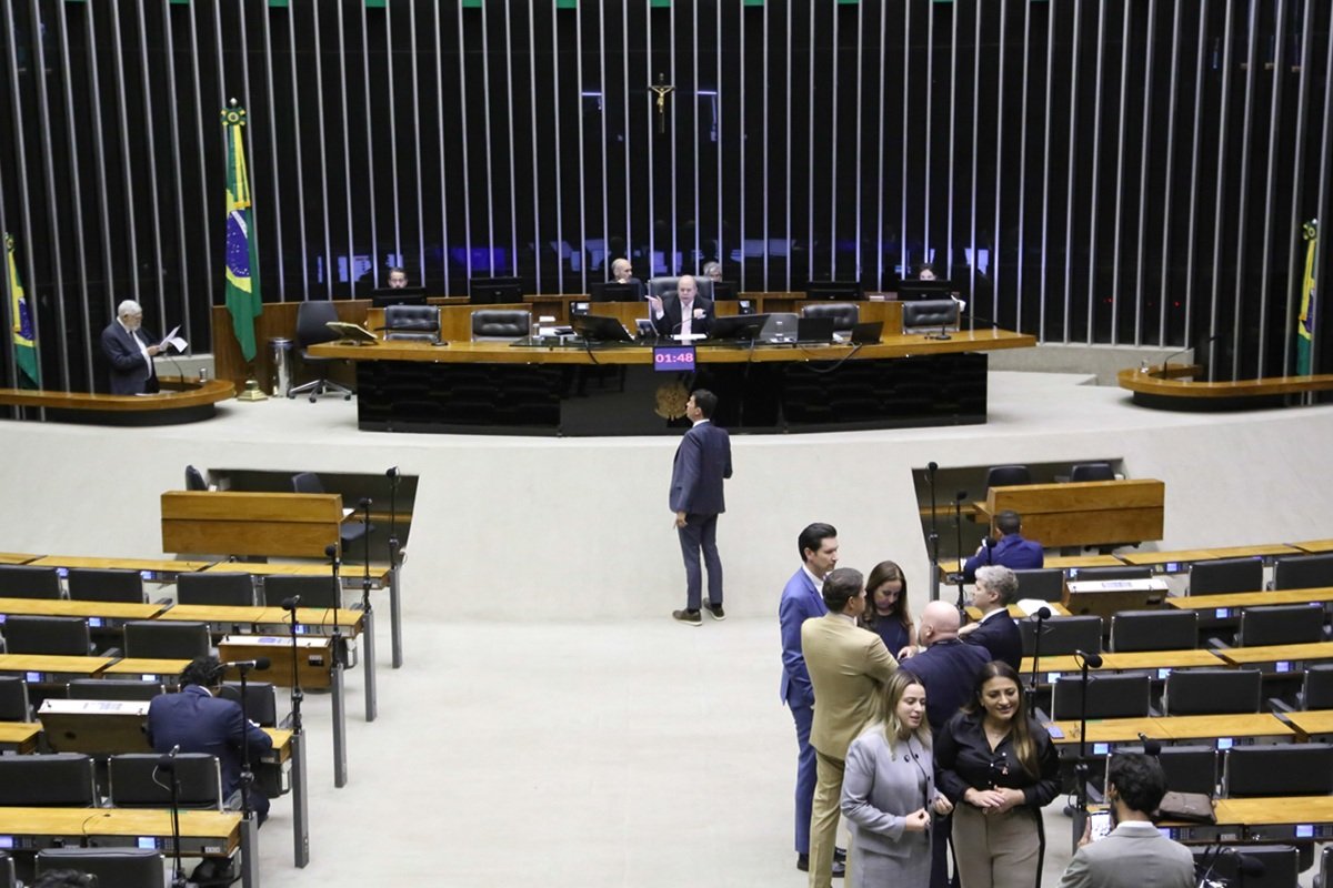 Câmara aprova piso nacional para professores temporários e projeto segue para o Senado - 