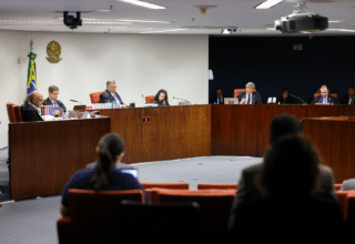 Moraes e Flávio Dino votam pela manutenção da prisão preventiva de Jair Bolsonaro - 