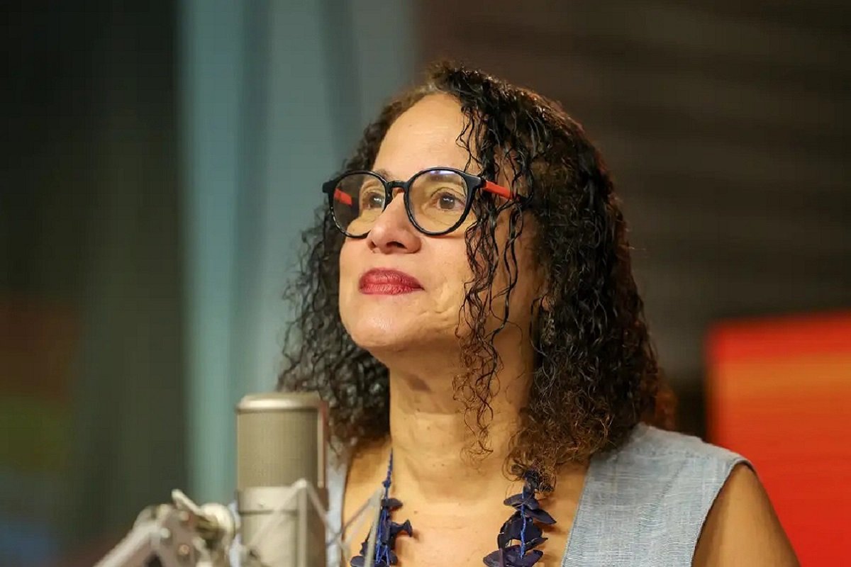 Ministra diz que primeira vacina 100% brasileira contra Covid deve estar disponível no SUS no 1º semestre de 2026 - 