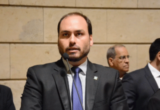 Racha na direita: desabafo de Carlos Bolsonaro expõe isolamento do pai e cobrança por anistia do ex-presidente - 