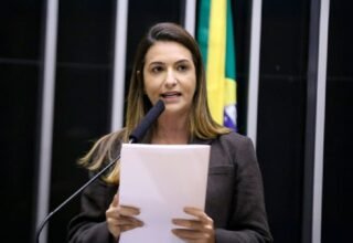 Roberta Roma propõe projeto para regulamentar profissão de influenciadores e blogueiros; dirigente do Sinjorba reage - 