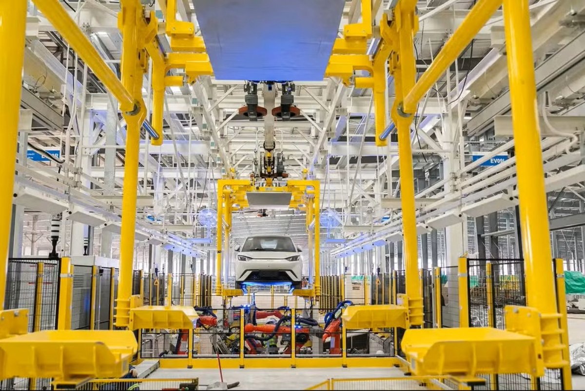 Indústria brasileira fecha novembro estável e segue distante do pico histórico, aponta IBGE - 