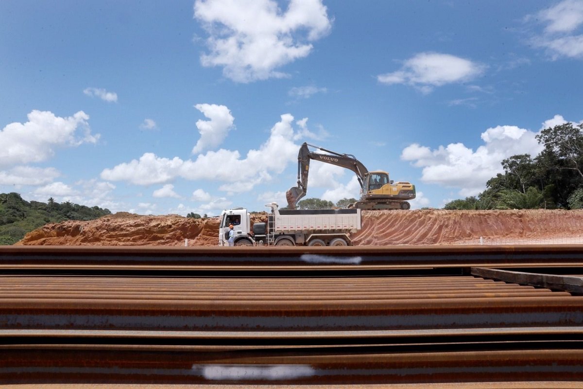 Jerônimo e Rui Costa visitam obras de duplicação da Estrada do Derba e anunciam entrega para junho de 2026 - 