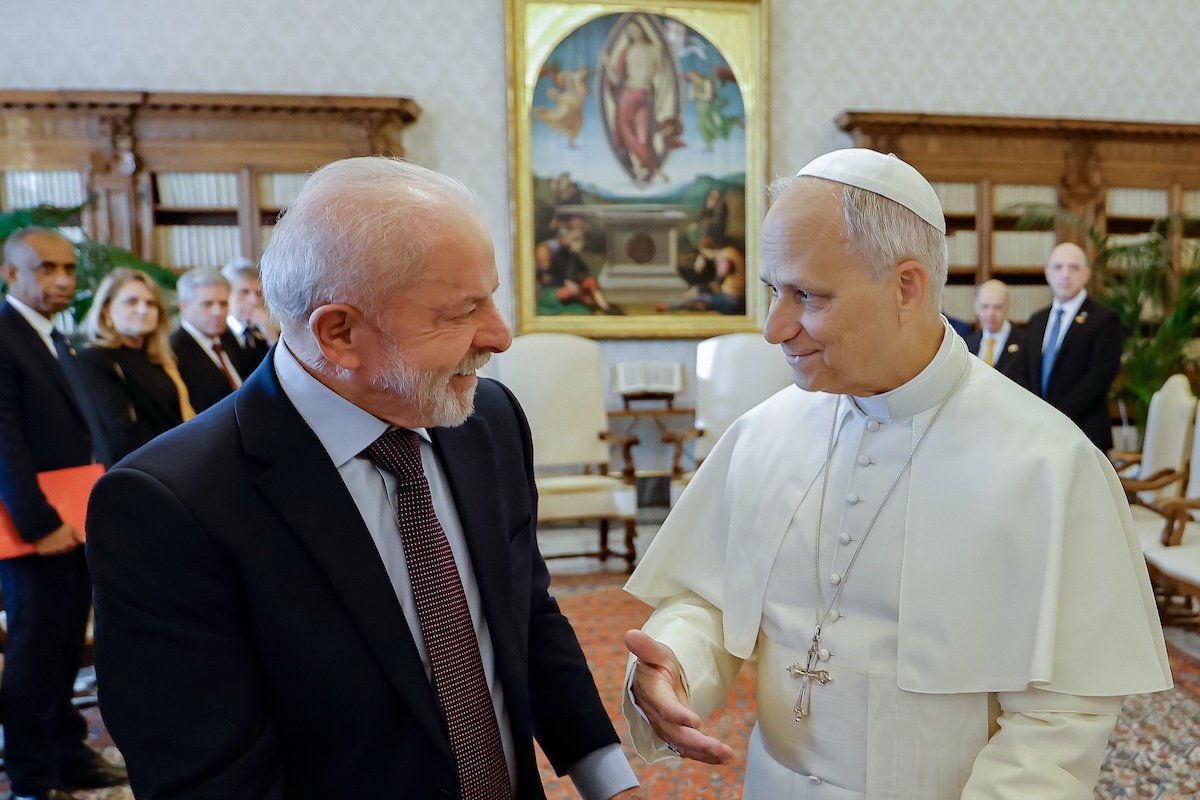 Lula se reúne com papa Leão XIV no Vaticano e o convida para COP30 em Belém - 