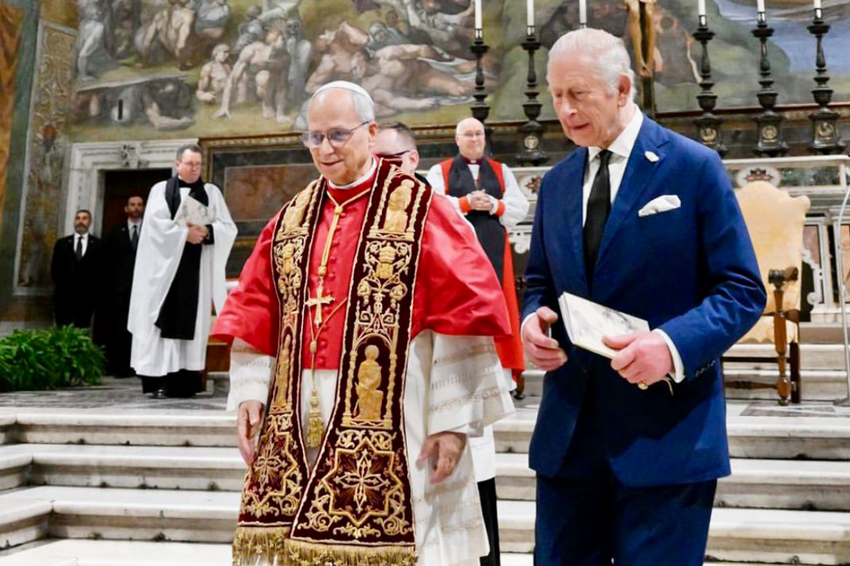 Em gesto inédito em 500 anos, Papa Leão XIV e Rei Charles III rezam juntos no Vaticano - 