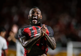 Vitória renova com Ramon até 2026 e mantém lateral como peça do planejamento para a Série A - 