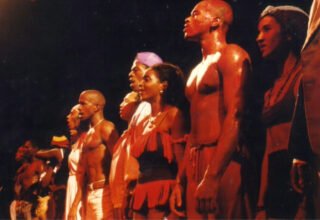 Bando de Teatro Olodum celebra 35 anos com leitura dramática de ‘Zumbi Está Vivo e Continua Lutando’ e direção de Lázaro Ramos - 
