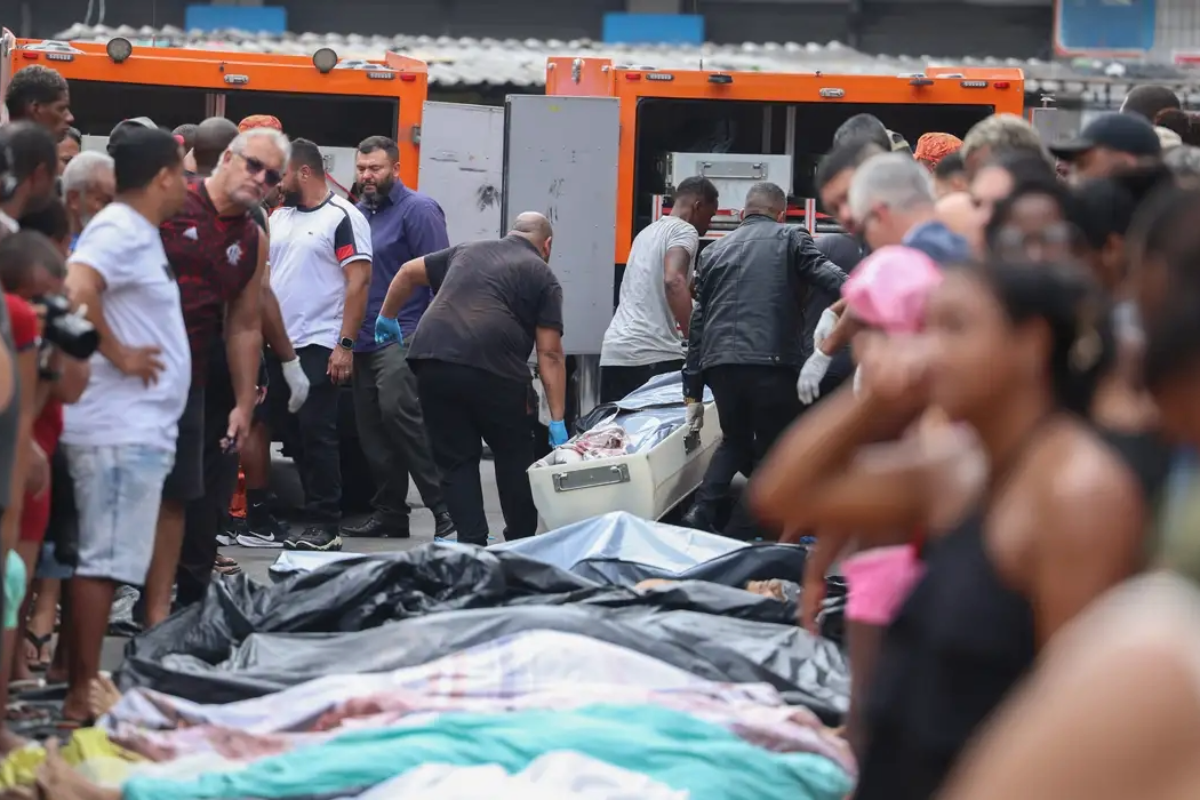 Moradores resgatam 65 corpos e número de mortos pode ultrapassar 120 após operação policial no Rio - 