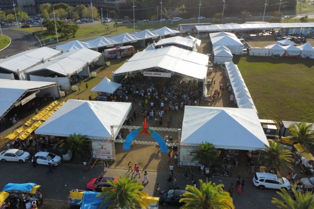 Jerônimo anuncia R$ 500 milhões para comunidades indígenas e destaca uso do cocar como 'símbolo' da sua 'origem'