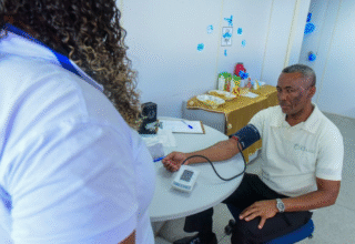 Salvador realiza atividade do Novembro Azul em Pau da Lima com vacinas e serviços de saúde - 