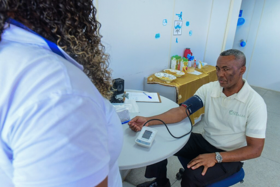 Salvador realiza atividade do Novembro Azul em Pau da Lima com vacinas e serviços de saúde - 