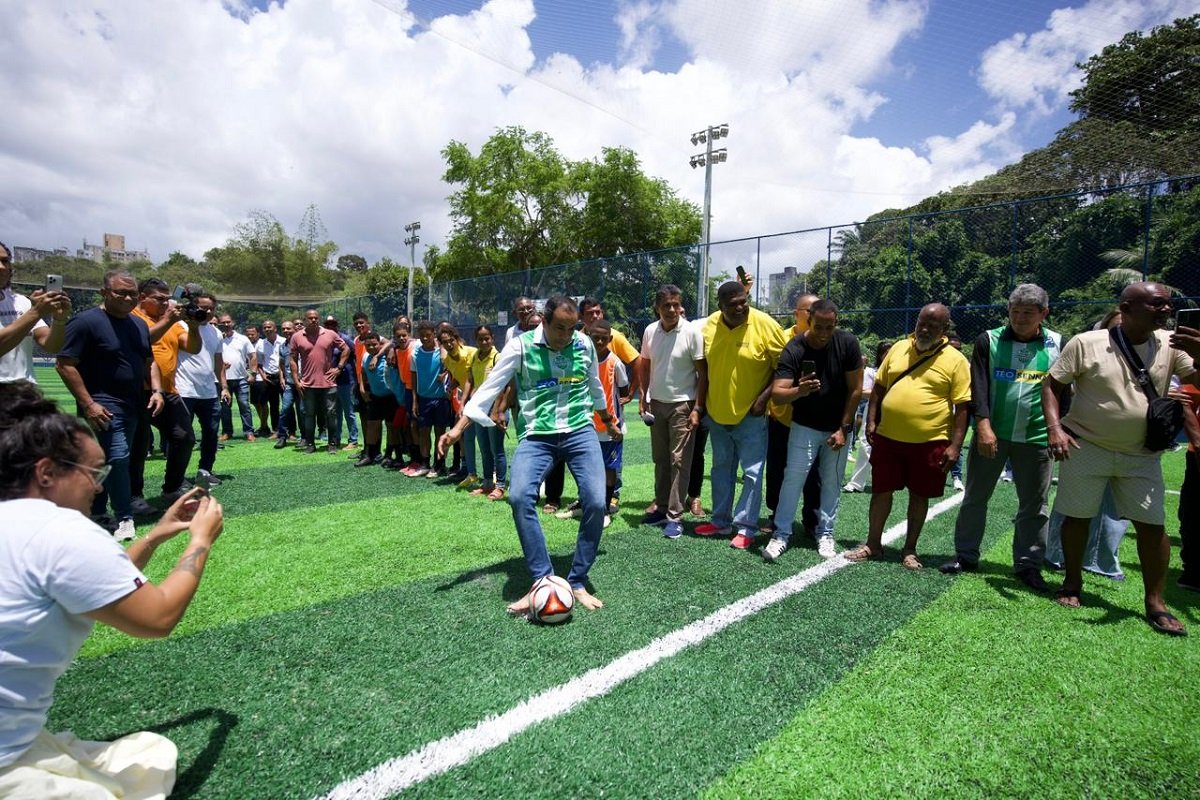 Prefeitura de Salvador entrega arena com grama sintética em Pernambués após investimento de R$ 1 milhão - 