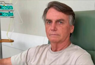 Soluços de Jair Bolsonaro reaparecem após procedimentos médicos, diz Carlos Bolsonaro - 